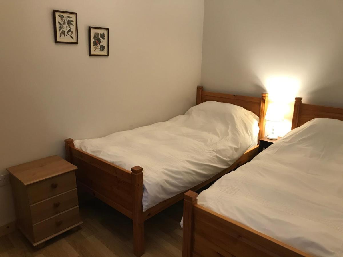 The Old Coach House Apartment Penpergwm Екстериор снимка