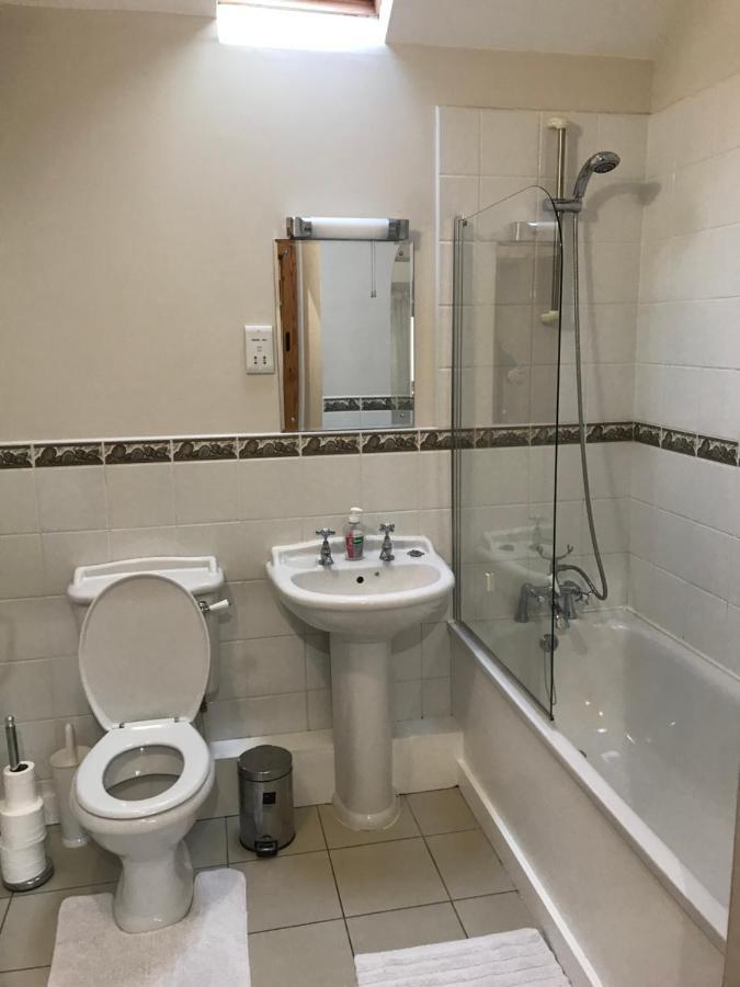 The Old Coach House Apartment Penpergwm Екстериор снимка